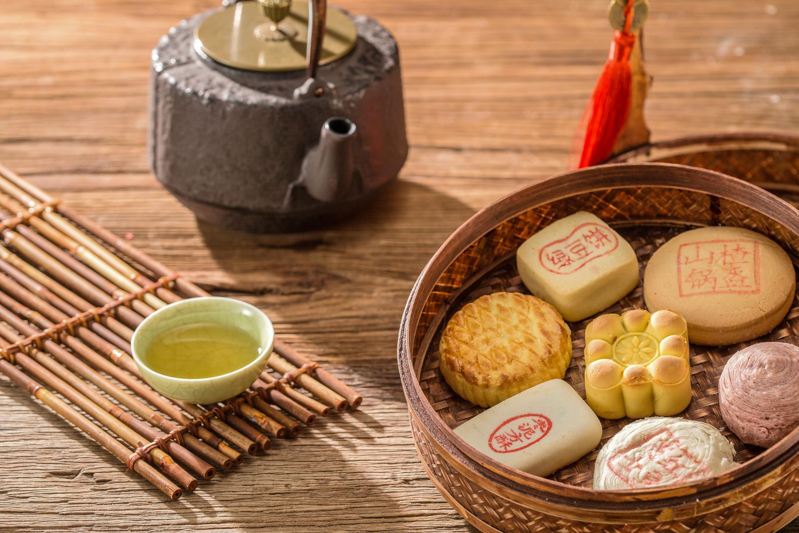 Pastry and Tea，Some Typical Foods of Traditional Chinese Festivals