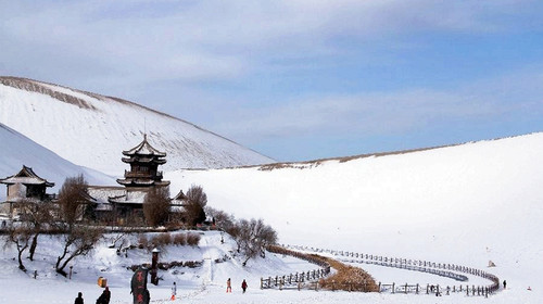 Winter Scenery，Crescent Spring and Echoing-Sand Mountain