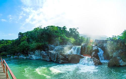 Waterfall in Dream Valley，Yanoda Rainforest