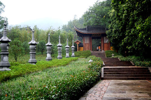 The Small Pathway，Lingyin Temple